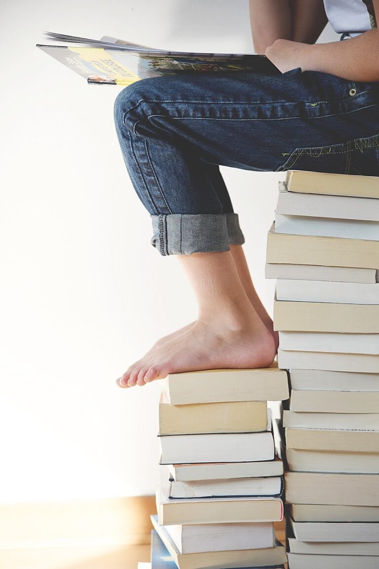 Femme assise sur une pile de livres