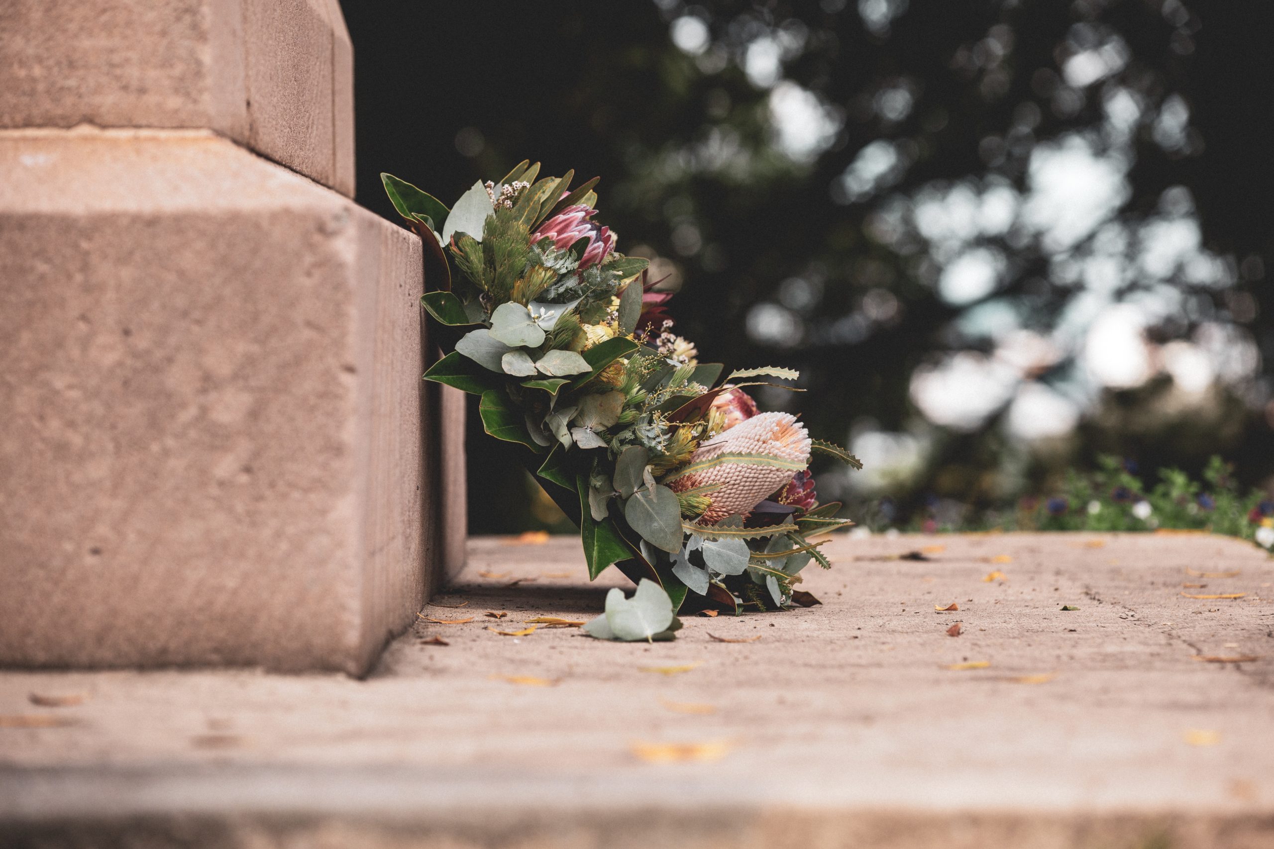 Tombe en pierre fleurie